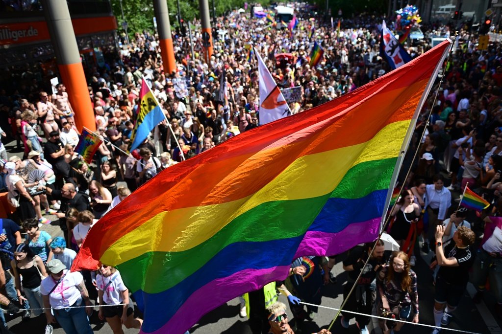Flere skadet da bil kjørte inn i pride-markering i Berlin – paraden avlyst