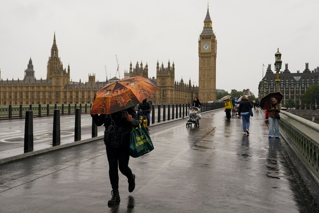 Fem politifolk skadet da politibåt traff Westminster Bridge i London