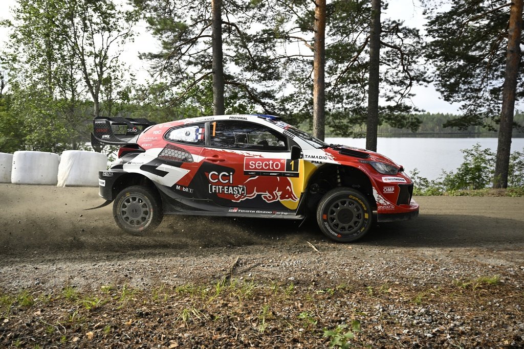 Ogier krasjet stygt i Rally Finland – slapp fra det uten alvorlig skade