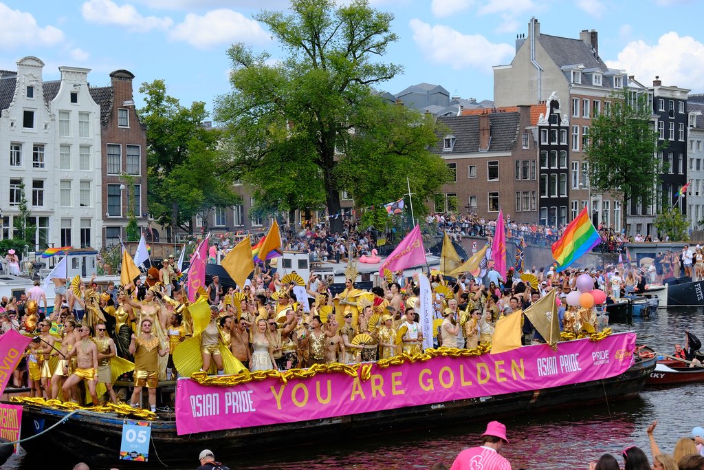 Hundretusenvis feiret prideparade i Amsterdams kanaler