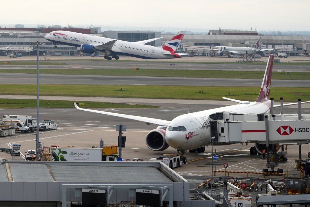Problemer ved britiske flyplasser – nesten 1100 avganger ble innstilt