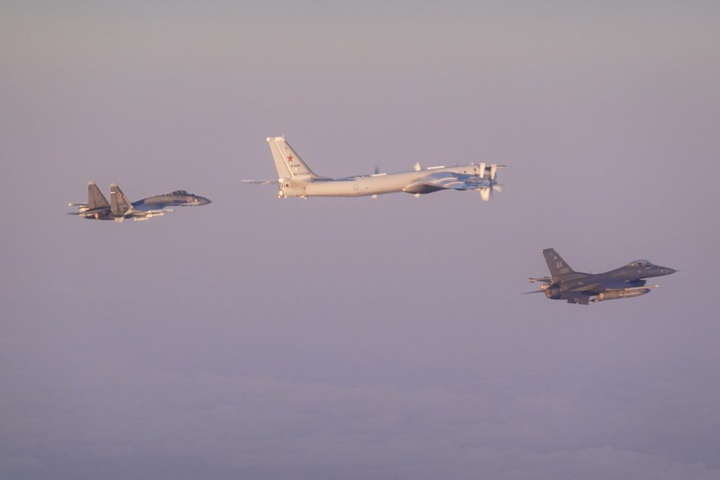 Seks døde da militærfly styrtet i Russland